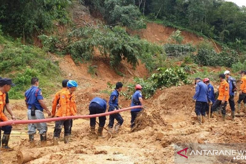 Bupati Purwakarta minta masyarakat waspadai longsor akibat derasnya hujan