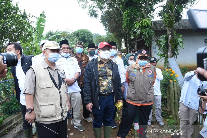 Timwas penanganan bencana DPR sambangi lokasi bencana di Sukabumi