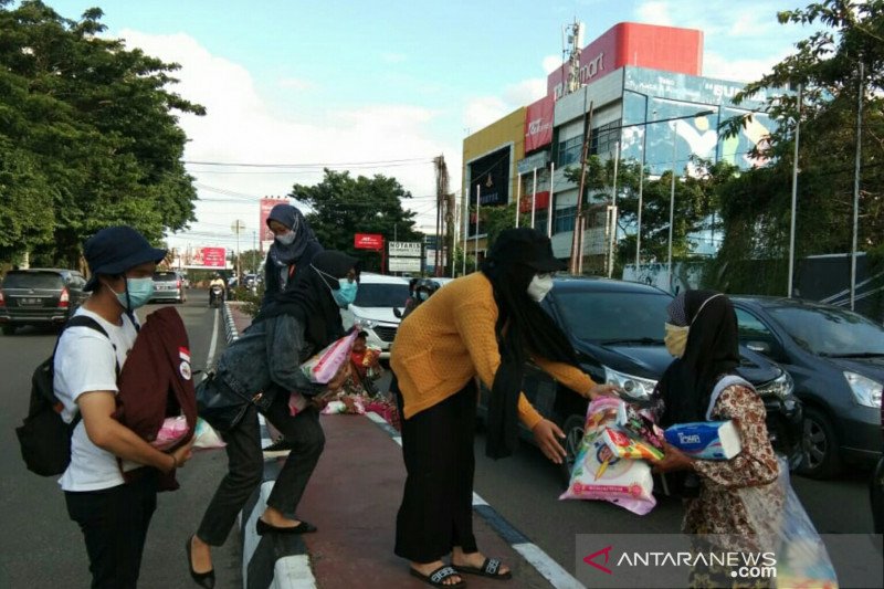 BEM Unsri bagikan masker kepada warga ajak tingkatkan prokes