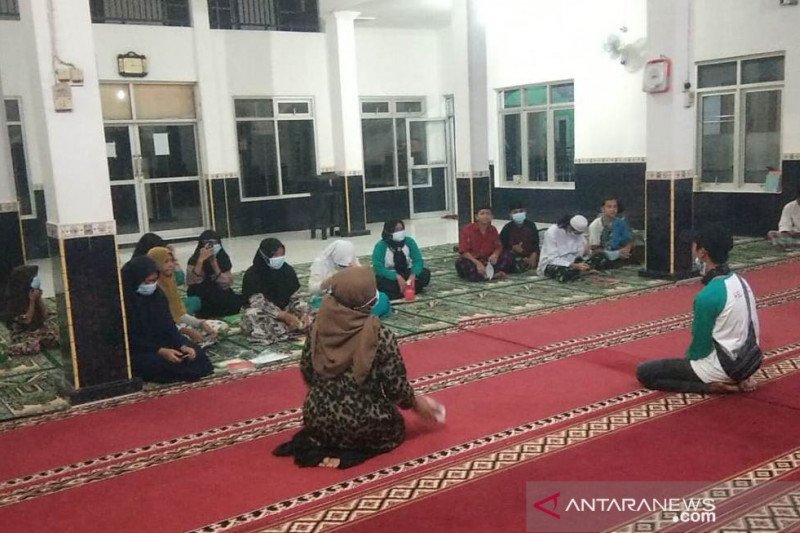 Relawan Sibat PMI Cianjur edukasi pentingnya prokes dan vaksinasi