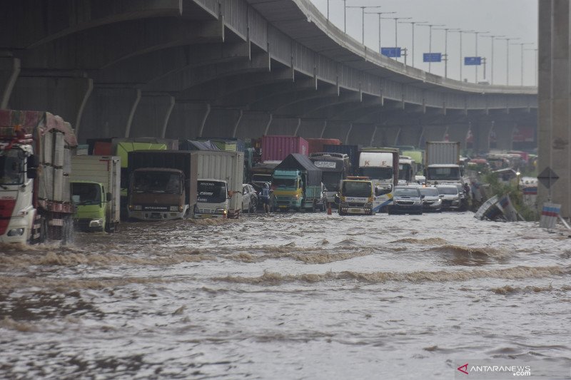 Kemarin, penanganan banjir hingga perpanjangan PPKM mikro