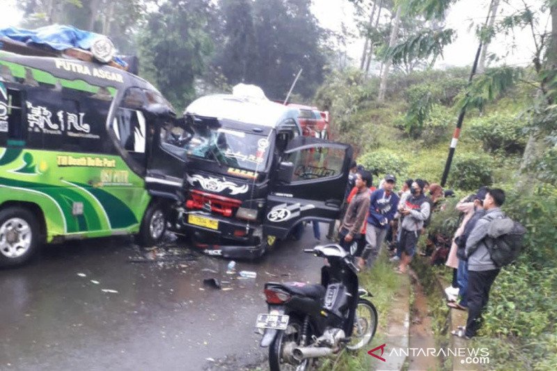 Enam orang terluka akibat dua angkutan umum elf tabrakan di Garut