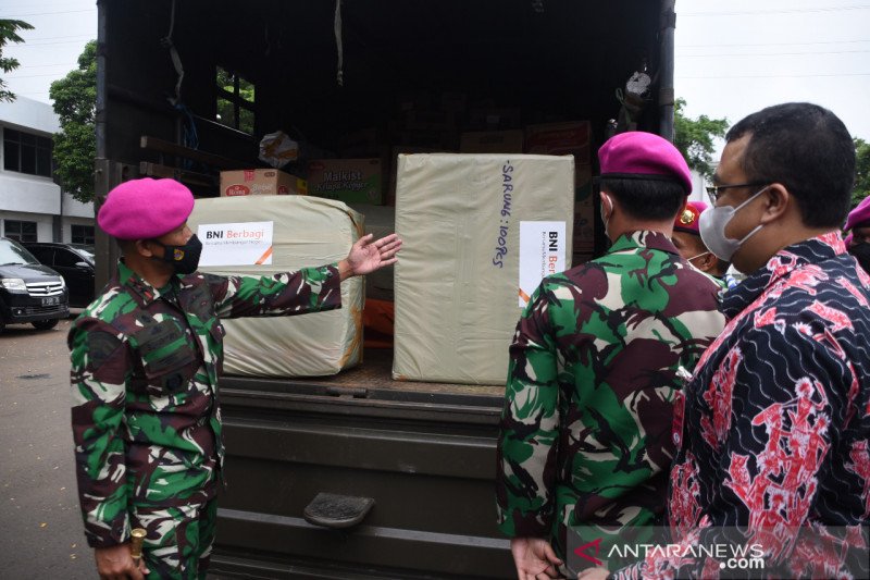 Korps Marinir beri bantuan korban banjir di Karawang dan Bekasi