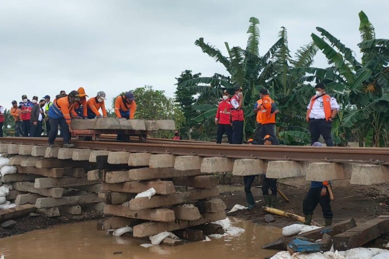 Perbaikan jalur KA lintas utara Pulau Jawa dikebut