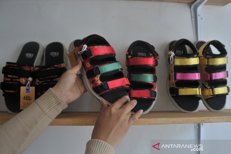 Sepatu sandal berbahan jumputan Palembang