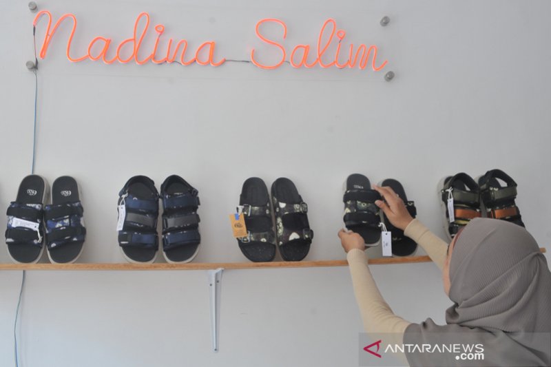 Sepatu sandal berbahan jumputan Palembang