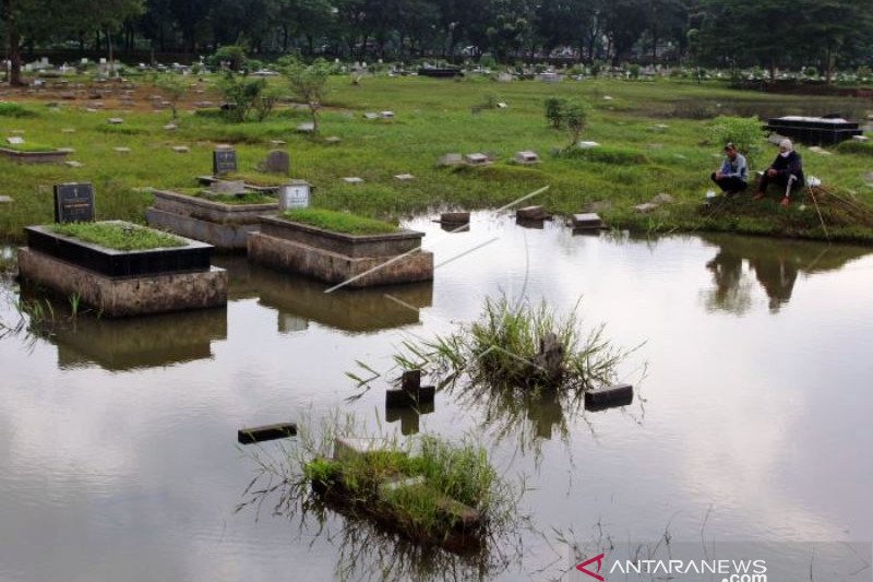 Memancing Di Pemakaman Yang Terendam Banjir