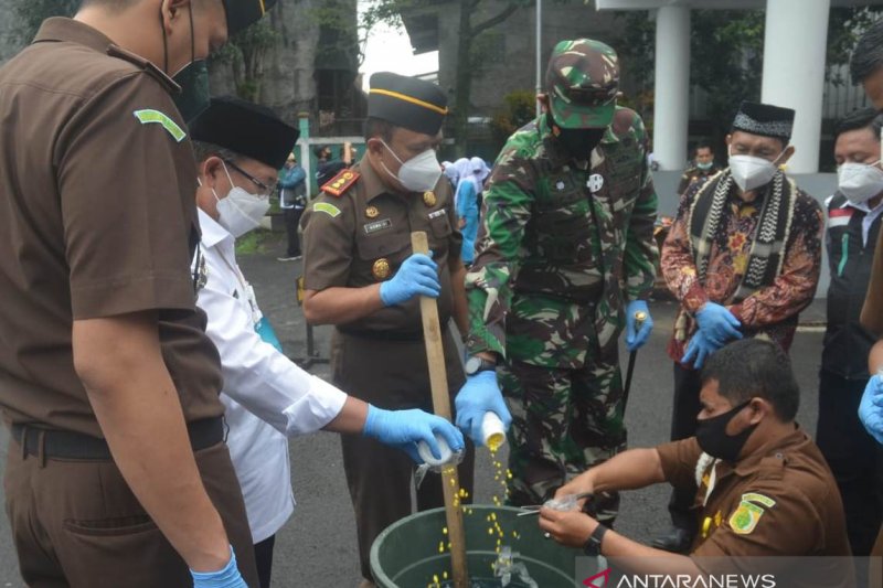 Kejari Cianjur musnahkan barang bukti sitaan berbagai perkara
