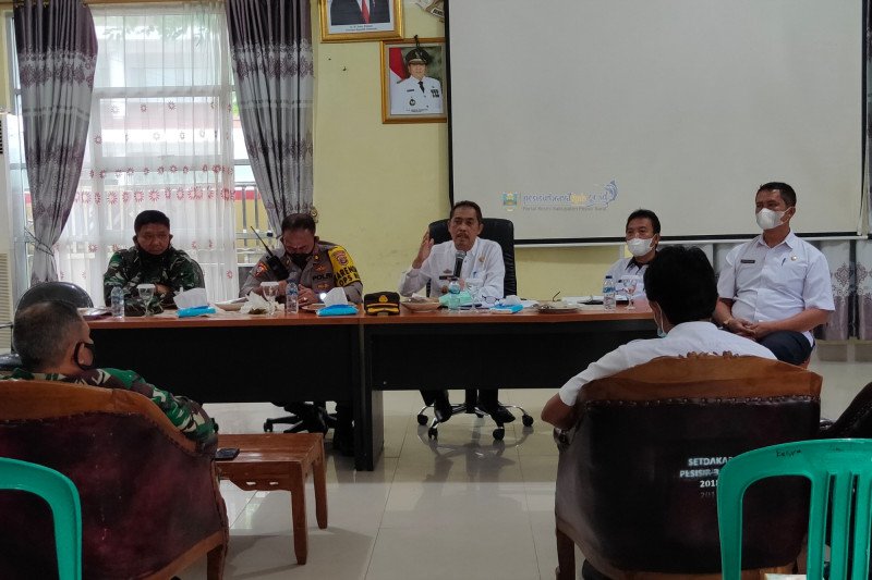 Plh Bupati Pesisir Barat pimpin rakor evaluasi posko pedagang sayur dan ikan