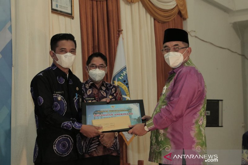 Bupati HSS : Reward PBB untuk motivasi para camat cepat dalam pelunasan