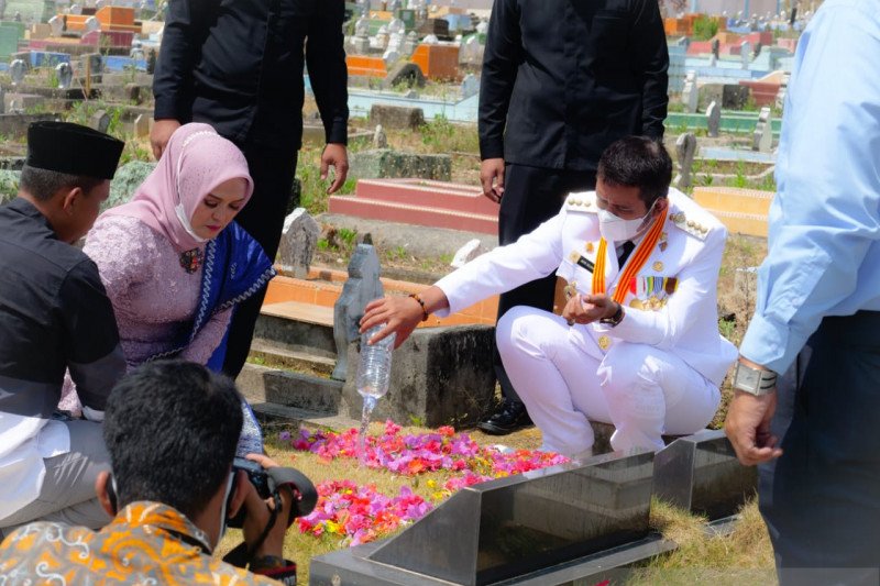 Bupati Bintan diinfokan ditangkap padahal sedang ziarah makam ibunya