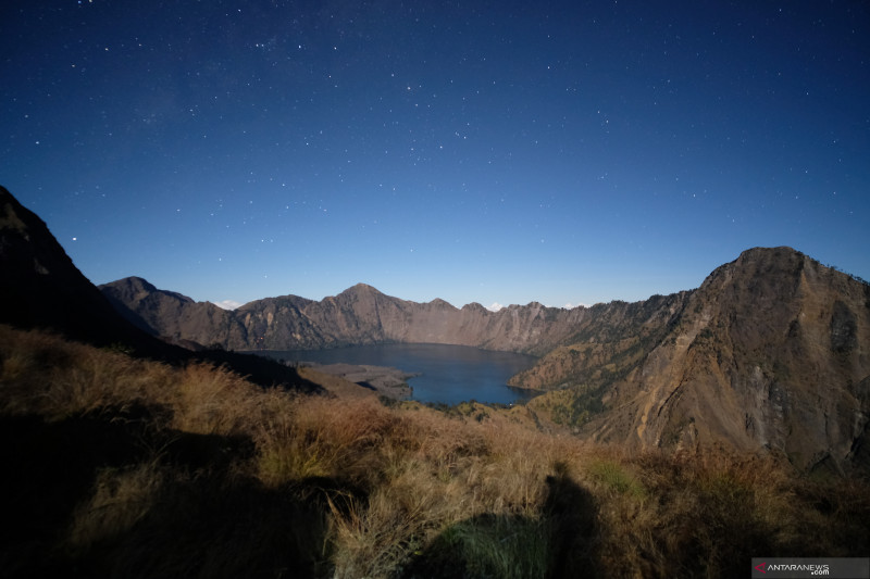 Keeksotikan Danau Segara Anak dari Plawangan Sembalun