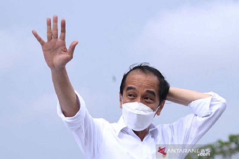 Presiden Jokowi tinjau vaksinasi massal dan resmikan KRL