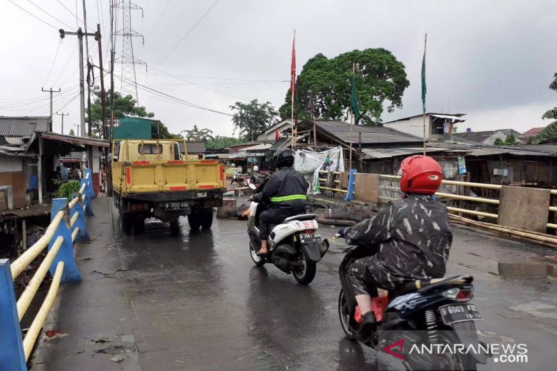 Pemkab Bekasi diminta segera perbaiki jembatan hampir putus di Tambun