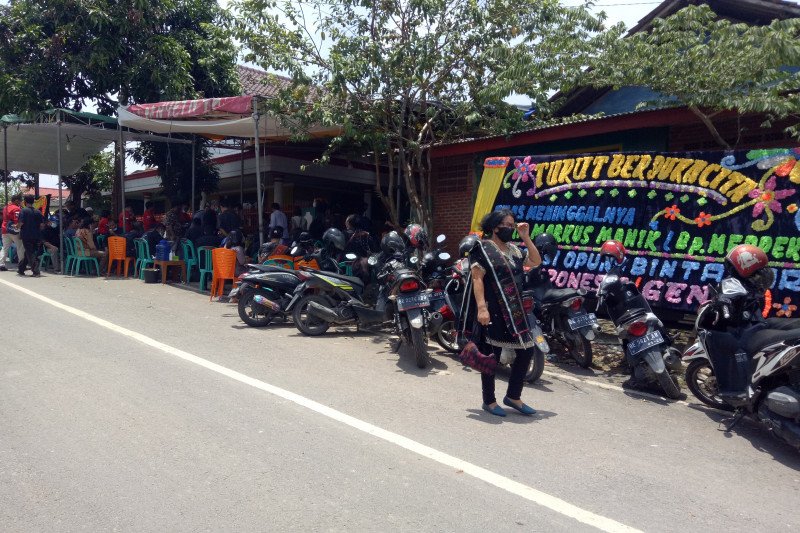 Pemuda Batak atur lalu lintas di rumah duka korban penembakan oknum polisi