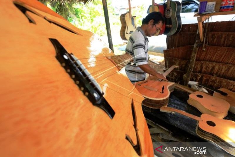 Produksi Gitar Akuistik Menurun