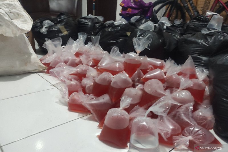 Polres Cianjur amankan ribuan kantong minuman keras oplosan