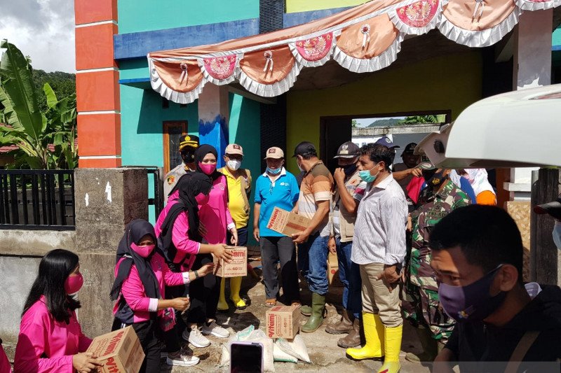 Peduli Banjir Hu'u, Kapolres Dompu ditemani Bhayangkari serahkan bantuan untuk korban