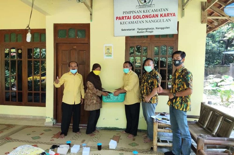 Gugus Tugas Pencegahan COVID-19 Golkar Kulon Progo bagi-bagi sembako