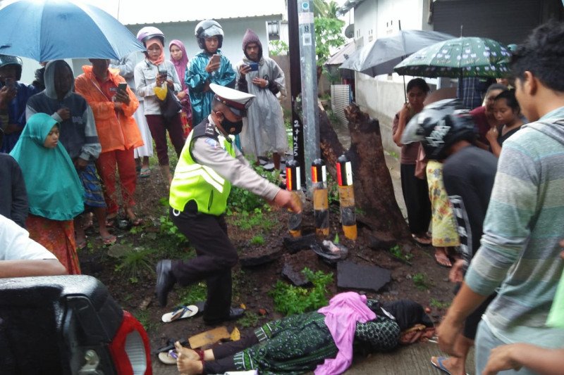 Satu orang meninggal dan belasan penumpang terluka akibat lakalantas di Lombok Utara