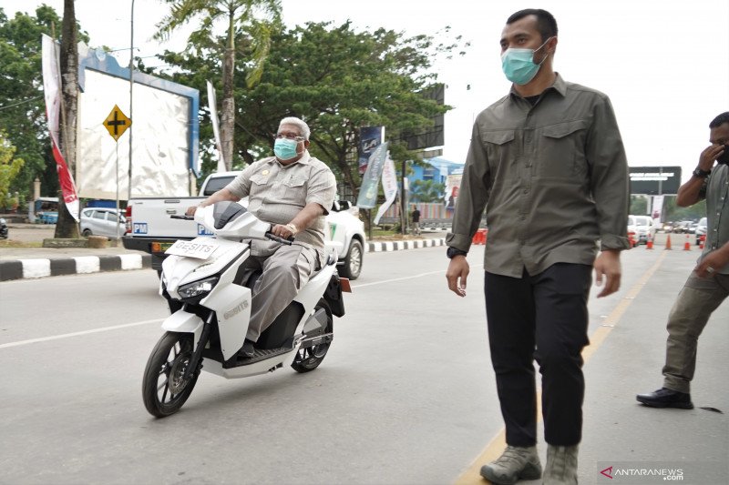 PELUNCURAN SEPEDA MOTOR LISTRIK DI KENDARI