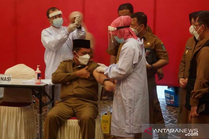 Gubernur Kepri yang pertama disuntik vaksin Sinovac dosis kedua