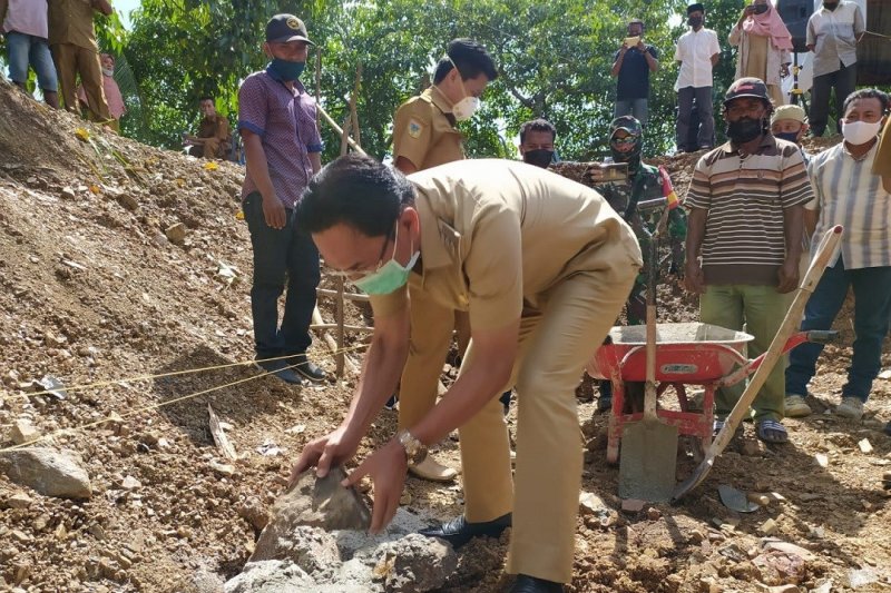 Membangun embung dan irigasi solusi antisipasi musim kemarau