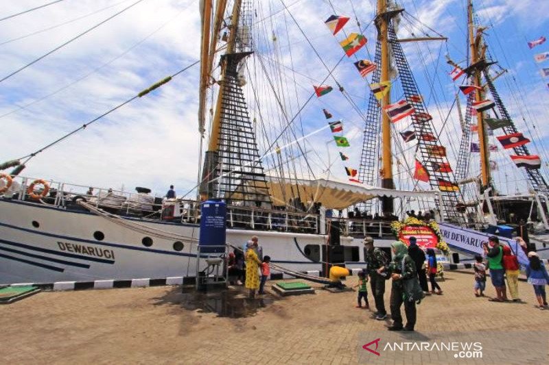 KRI Dewaruci Sandar Di Pelabuhan Cirebon