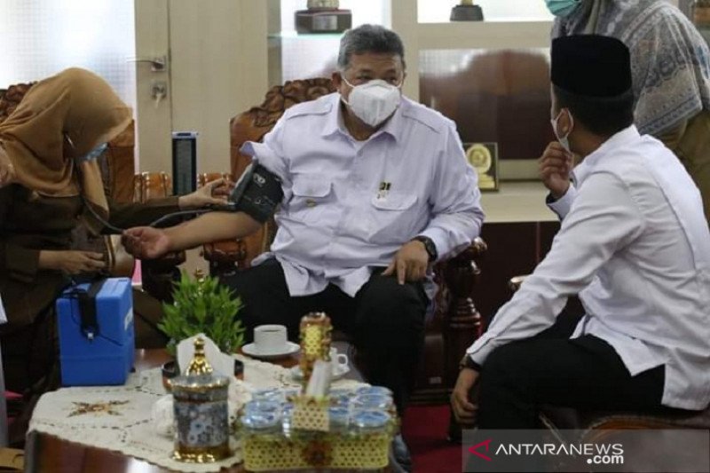 Wali Kota Solok ikuti vaksinasi COVID tahap dua