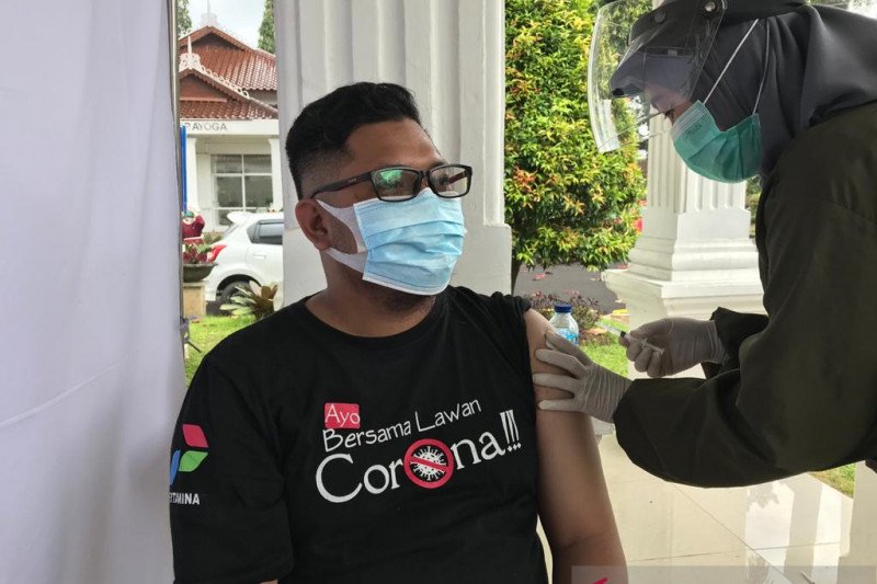 Seratusan pewarta dari berbagai media di Cianjur ikuti vaksinasi tahap pertama