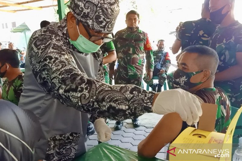 Sebanyak 74 orang anggota TNI di Pasaman Barat disuntik vaksin COVID-19