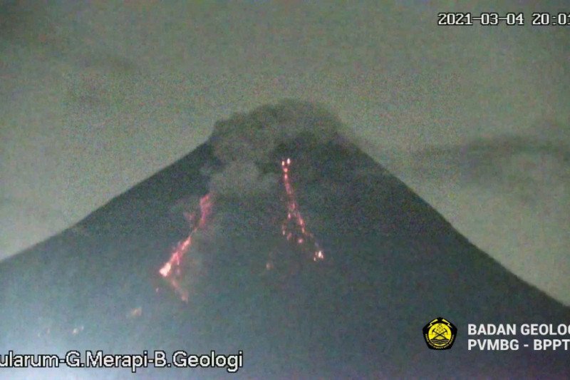 Gunung Merapi luncurkan awan panas guguran pada Kamis malam, status siaga