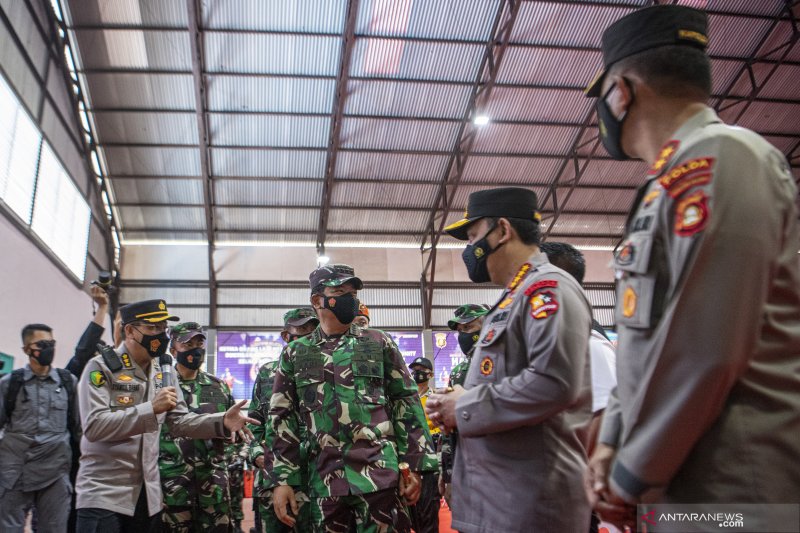 Panglima TNI dan Kapolri meninjau pelaksanaan vaksinasi 