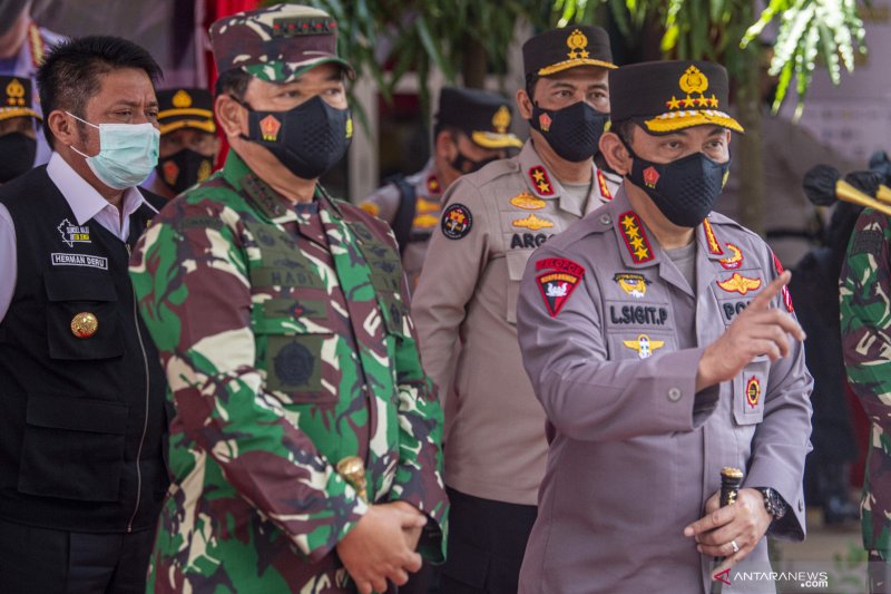 Panglima TNI dan Kapolri meninjau pelaksanaan vaksinasi 