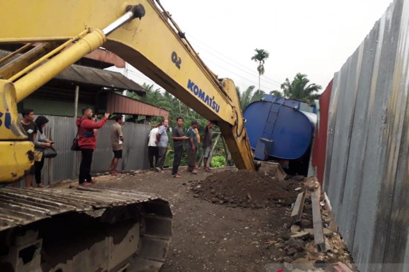 Truk terpuruk, transportasi Padang-Simpang Empat Pasaman Barat putus total