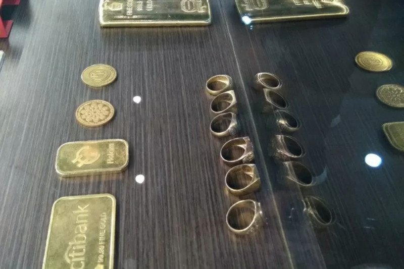 Emas terpuruk lagi 15,1 dolar, berada di level terendah sembilan bulan