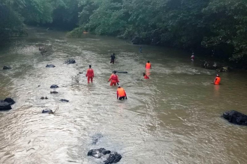 Tiga bocah perempuan terseret air bah di Sungai Benjor Lombok Tengah, satu meninggal dan satu hilang