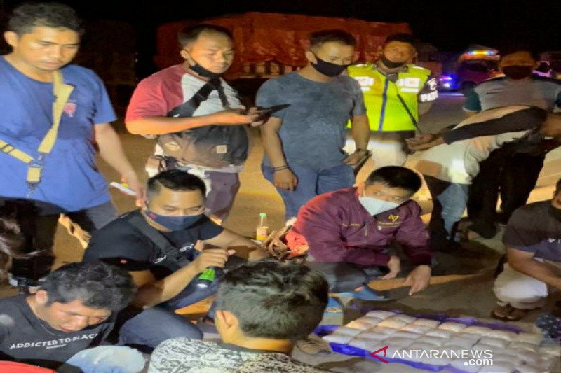 South Kalimantan police hunting supplier of nine kg of crystal meth - Vimarsana News
