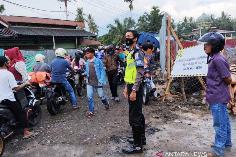 Sempat terhenti karena truk CPO terperosok, lalu lintas Padang-Simpang Empat buka-tutup