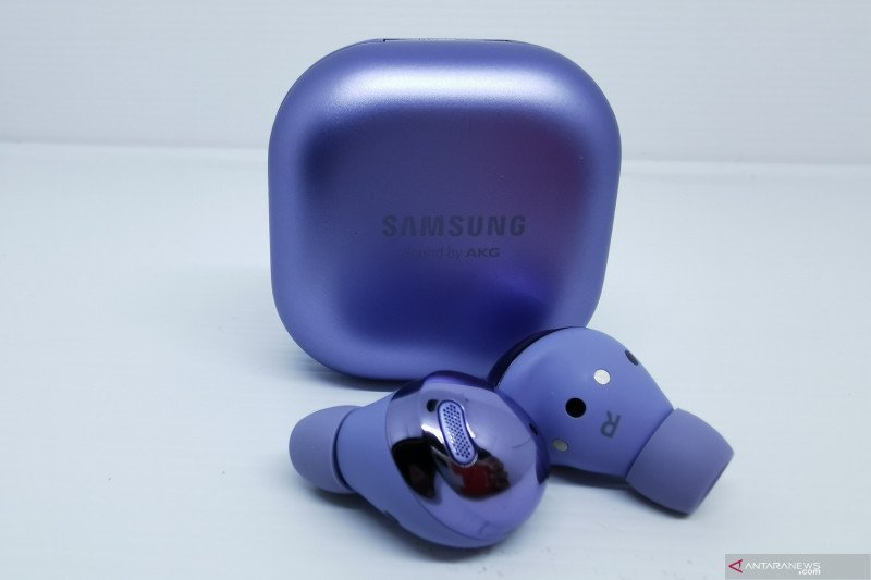Левый наушник buds pro. Samsung Galaxy Buds 2 Pro (фиолетовый. Galaxy Buds Pro фиолетовые. Galaxy Buds 3. Аккумулятор для наушников самсунг Buds.
