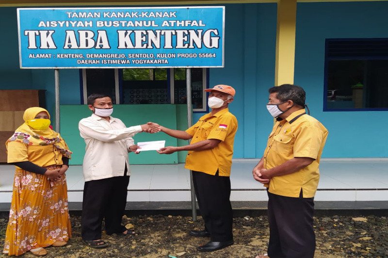 Ketua MKGR Kulon Progo serahkan bantuan pembangunan TK ABA Kenteng