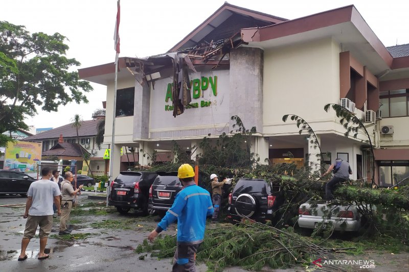 Atap gedung BPN Jawa Barat rusak tertimpa pohon tumbang