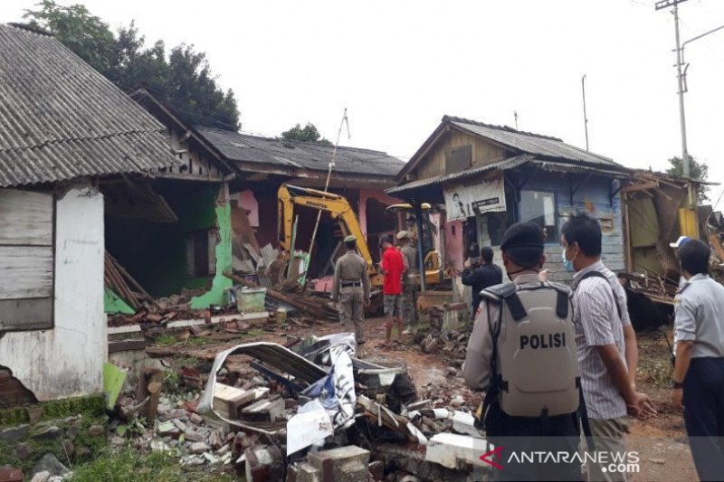 Puluhan kios liar di pangkalan truk Banyuputih dibongkar