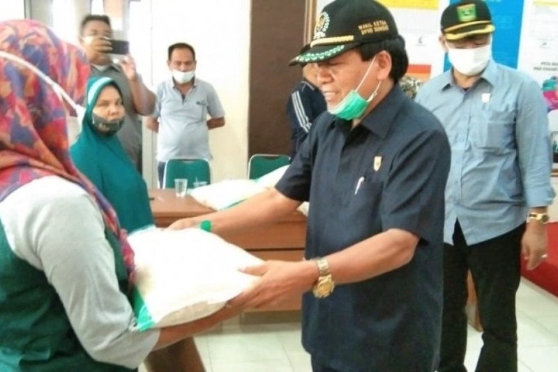 Suirpen Suib serahkan bantuan beras untuk korban banjir di Solok