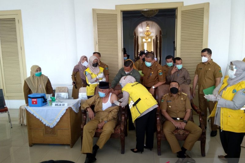 Gubernur dan Wagub Sumbar divaksin