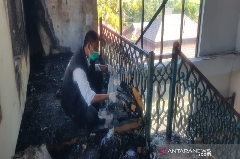 Diduga sakit hati, oknum PNS bakar satu ruang Kantor Bupati Bireuen