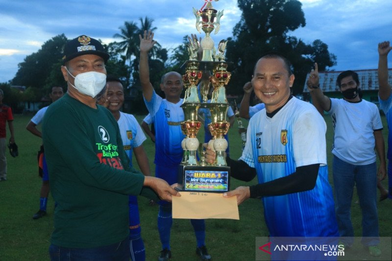 Wawali serahkan piala "Sang Juara"
