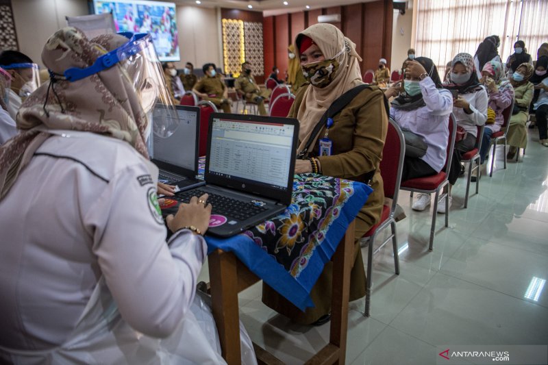 Vaksinasi Tenaga Pendidikan Di Palembang