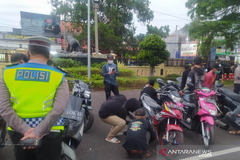 Polisi mengamankan puluhan kendaraan berknalpot bising di Cianjur