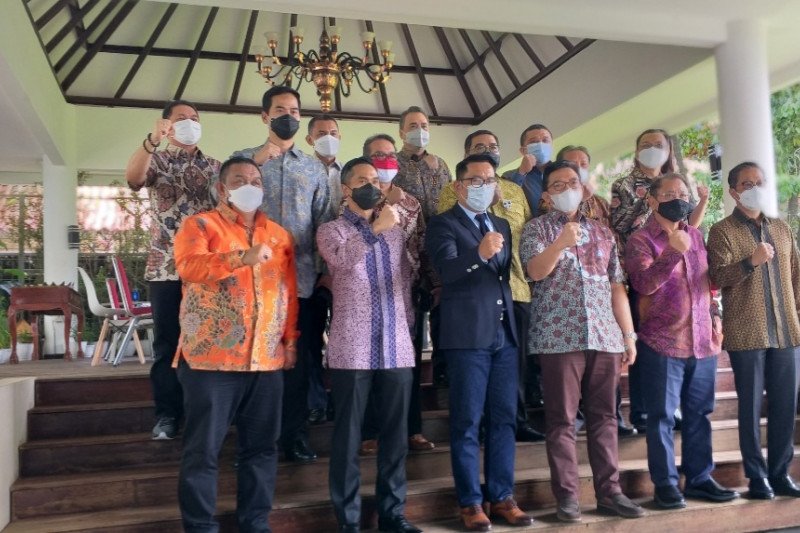 150 tokoh sepuh Jawa Barat divaksinasi di rumah dinas gubernur